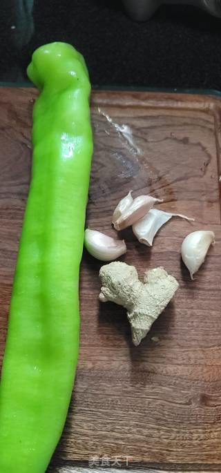 青椒炒蛏王肉的做法步骤：7