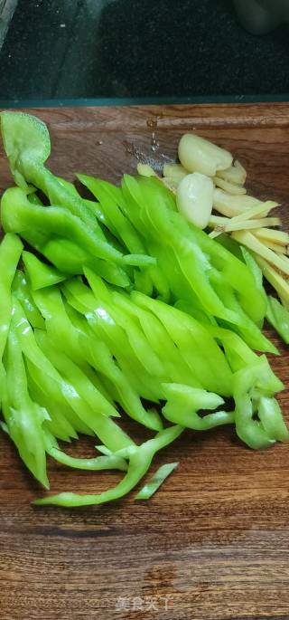 青椒炒蛏王肉的做法步骤：8
