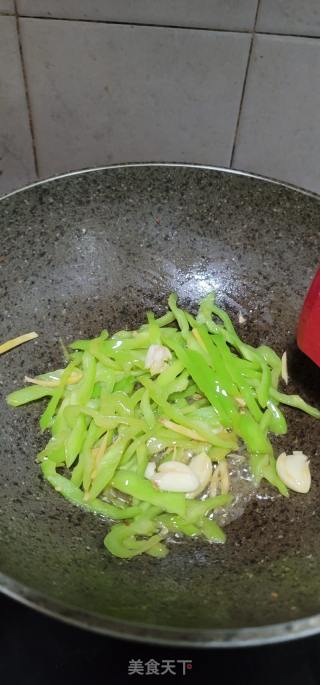 青椒炒蛏王肉的做法步骤：11