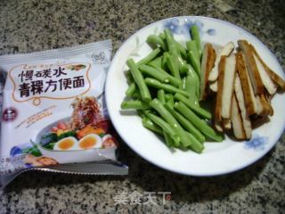 香干四季豆炒青稞方便面的做法步骤：1