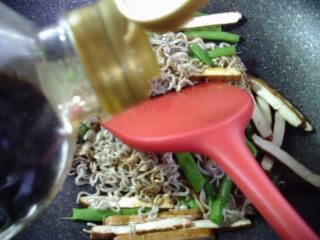 香干四季豆炒青稞方便面的做法步骤：5