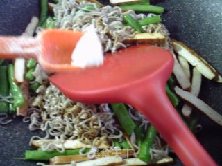 香干四季豆炒青稞方便面的做法步骤：7