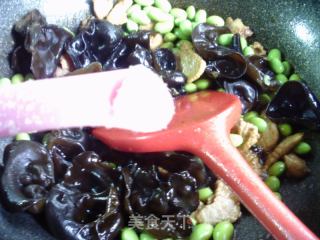 黑木耳肉片炒毛豆的做法步骤：10