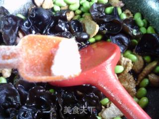 黑木耳肉片炒毛豆的做法步骤：11