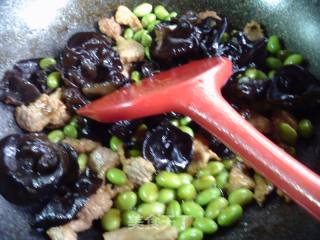 黑木耳肉片炒毛豆的做法步骤：12
