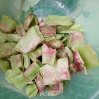 土豆炖油豆的做法步骤：2