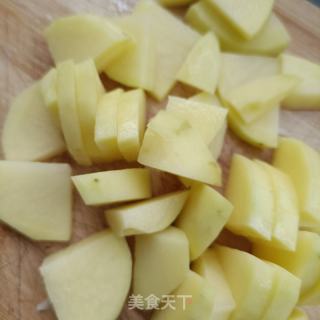土豆炖油豆的做法步骤：3