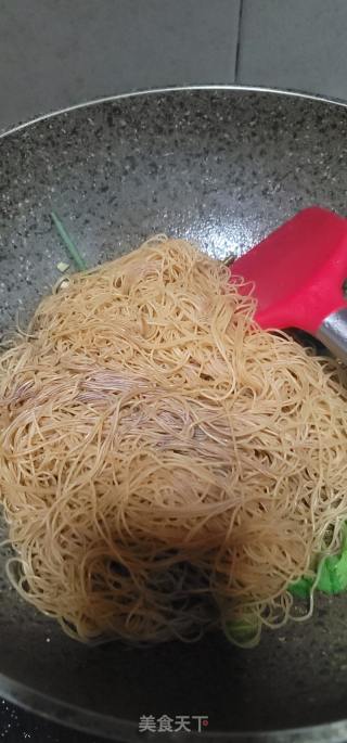 瘦肉炒新竹米粉的做法步骤：10