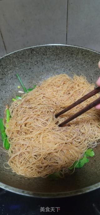 瘦肉炒新竹米粉的做法步骤：11