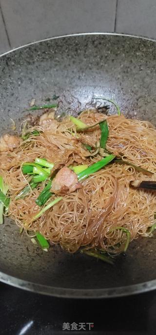 瘦肉炒新竹米粉的做法步骤：12