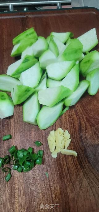 鳗鱼丸丝瓜汤的做法步骤：1