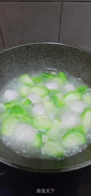鳗鱼丸丝瓜汤的做法步骤：9