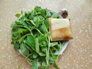 凉拌豆干芝麻叶的做法步骤：1