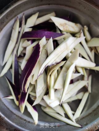 茄子皮炒西红柿的做法步骤：2