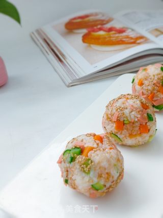 肉松火腿蔬菜饭团的做法步骤：1