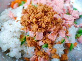 肉松火腿蔬菜饭团的做法步骤：2