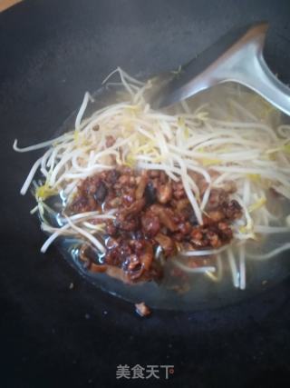 豆芽炒肉沫的做法步骤：2