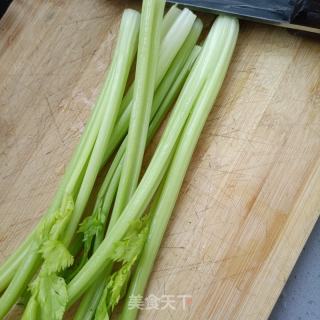 芹菜炒牛肉的做法步骤：1