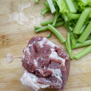 芹菜炒牛肉的做法步骤：2