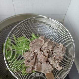 芹菜炒牛肉的做法步骤：15