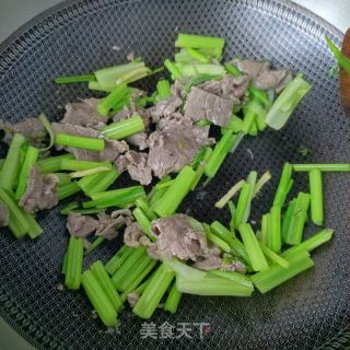 芹菜炒牛肉的做法步骤：16