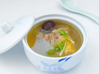 滋补鸡汤的做法步骤：1