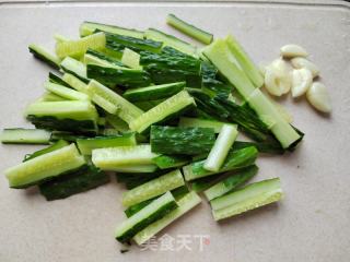 黄瓜炒牛肉的做法步骤：3