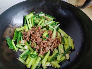 黄瓜炒牛肉的做法步骤：6