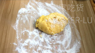 新疆砂糖饼干，金黄酥脆，回味无穷，有着独特的醇香口感。的做法步骤：5