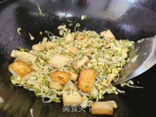 绿豆芽炒豆腐的做法步骤：4