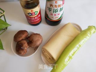 香菇尖椒炒豆皮的做法步骤：1