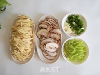 香菇尖椒炒豆皮的做法步骤：2