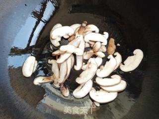 香菇尖椒炒豆皮的做法步骤：3