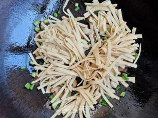 香菇尖椒炒豆皮的做法步骤：6