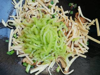 香菇尖椒炒豆皮的做法步骤：7