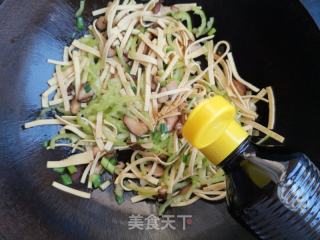 香菇尖椒炒豆皮的做法步骤：8