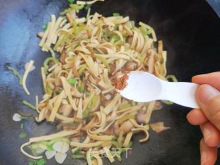 香菇尖椒炒豆皮的做法步骤：9