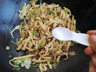 香菇尖椒炒豆皮的做法步骤：10