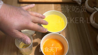 金枕海绵蛋糕，外观金黄色，整体松软有弹性，口感柔软细腻。的做法步骤：1
