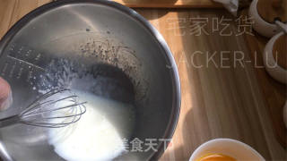 金枕海绵蛋糕，外观金黄色，整体松软有弹性，口感柔软细腻。的做法步骤：2