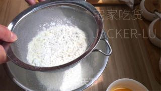 金枕海绵蛋糕，外观金黄色，整体松软有弹性，口感柔软细腻。的做法步骤：3