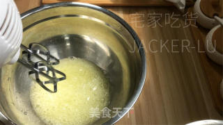 金枕海绵蛋糕，外观金黄色，整体松软有弹性，口感柔软细腻。的做法步骤：6