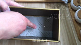 金枕海绵蛋糕，外观金黄色，整体松软有弹性，口感柔软细腻。的做法步骤：12