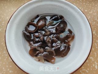 黑木耳黄瓜烧豆腐的做法步骤：1
