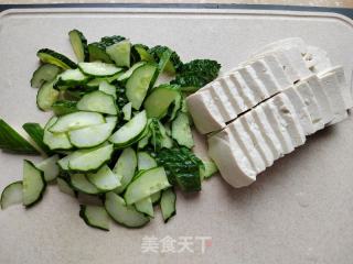 黑木耳黄瓜烧豆腐的做法步骤：2
