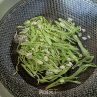 笋干油豆炒白虾的做法步骤：3