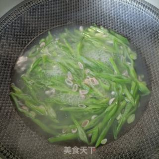 笋干油豆炒白虾的做法步骤：4