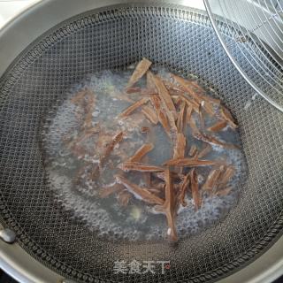 笋干油豆炒白虾的做法步骤：7