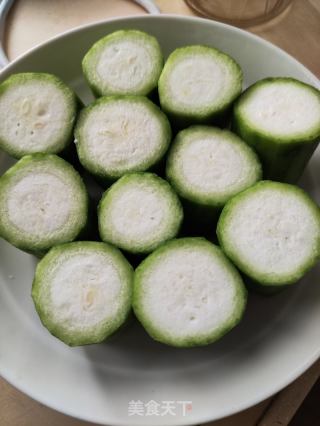 瑶柱蒜蓉蒸丝瓜的做法步骤：1