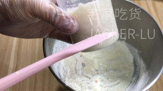 淡奶油吐司，无黄油版本，质地轻盈又韧性拉丝，散发着浓郁奶香。的做法步骤：1